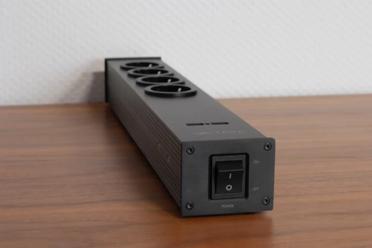 Listwa zasilająca filtr Taga Harmony PF-400USB - czarna