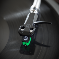 Gramofony i dodatki: wkładka gramofonowa Audio-Technica AT-VM95E.