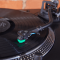 Gramofony i dodatki: wkładka gramofonowa Audio-Technica AT-VM95E.