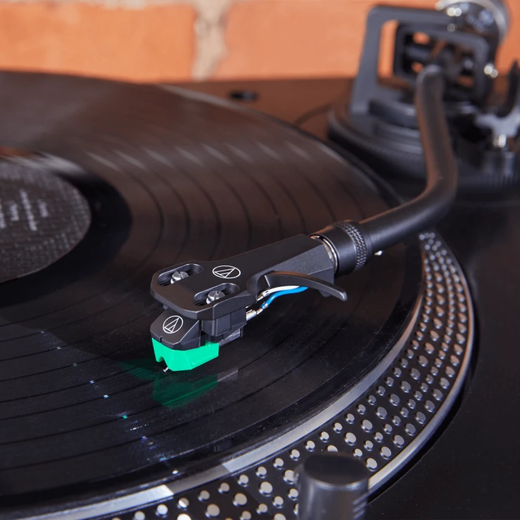 Gramofony i dodatki: wkładka gramofonowa Audio-Technica AT-VM95E.